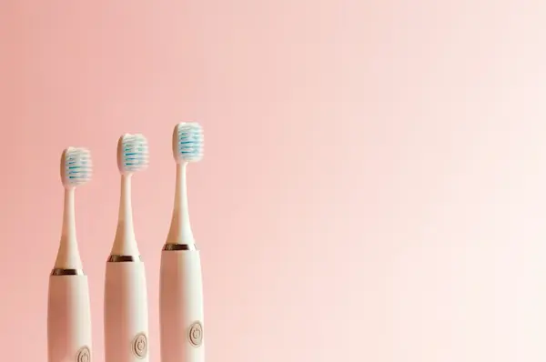 Elegir correctamente entre los tipos de cepillos dentales mejora tu higiene diaria
