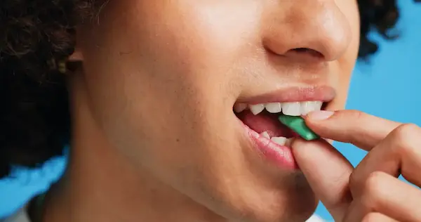 Las 10 consecuencias de mascar chicle que debes conocer