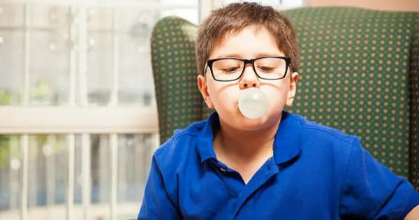 Quiénes deben evitar mascar chicle