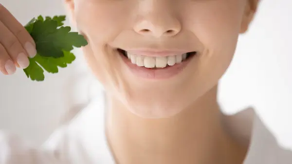 Masticar perejil, hierbabuena o menta fresca