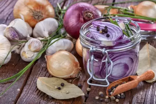 Qué alimentos y hábitos empeoran el mal aliento
