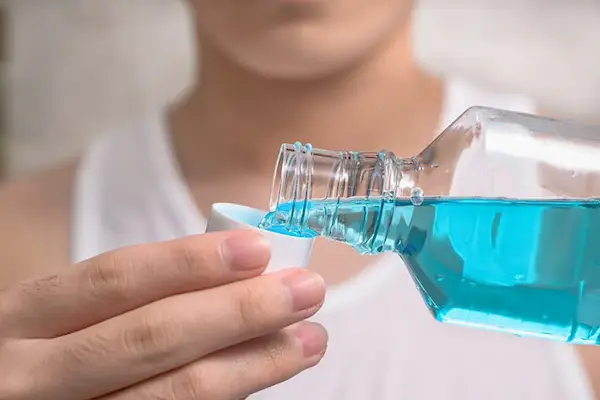 Usa enjuague bucal sin alcohol