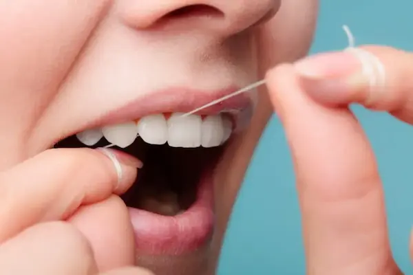Usa hilo dental para retirar restos de comida