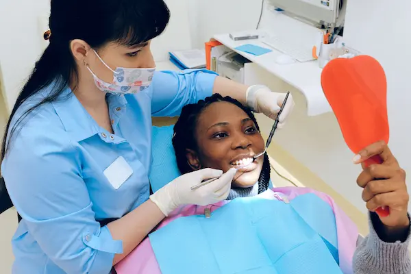 Evaluación odontológica para identificar las causas de los dientes amarillos