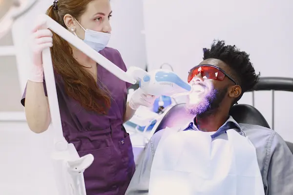 Procedimiento profesional de blanqueamiento dental para mejorar el color de los dientes